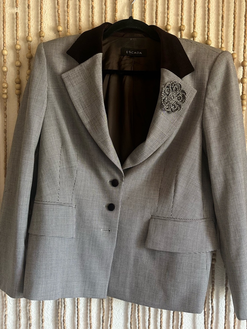 Vintage Escada Wool Brown Cream Houndstooth Flower Accent Velvet Collared Blazer